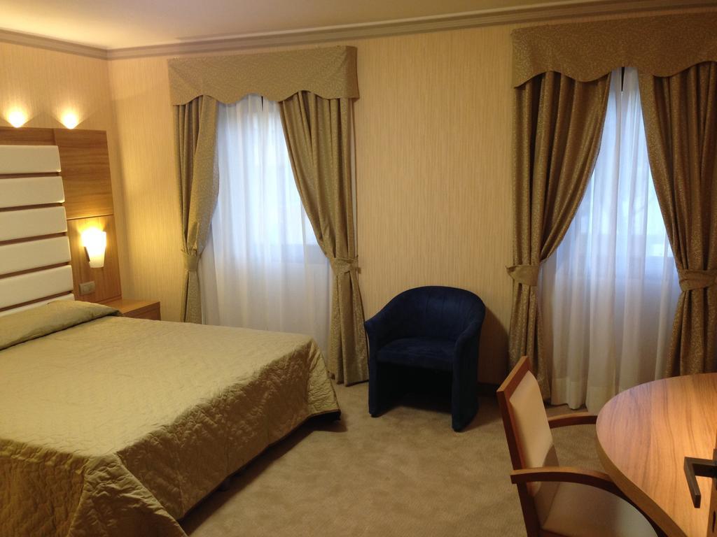 Hotel Vela D'Oro Dependence Bardolino Rum bild
